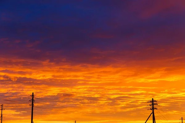 Parlak mavi ve turuncu katmanlı yağmur bulutları ile gün batımında renkli dramatik gökyüzü. Güzel bir resim deniz ve lav ile ilişkili olabilir.