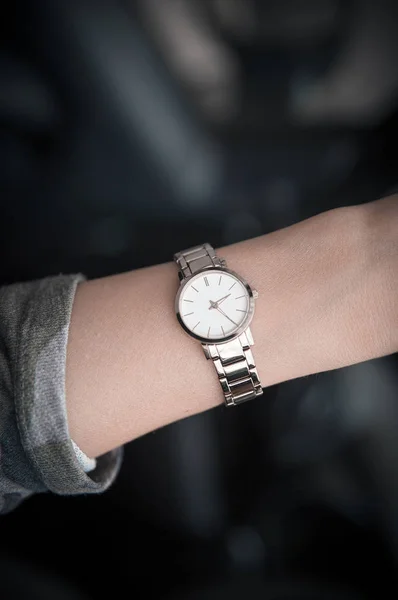 Kızın elinin üzerinde kadın kol saati var. Kadın altın saati. Vakit nakittir..