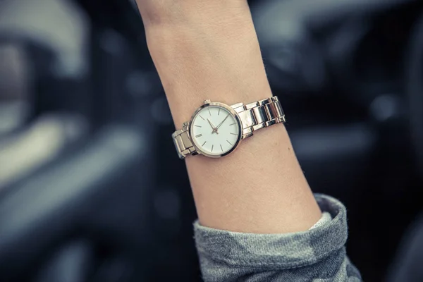 Relógio de pulso feminino na mão da menina. Relógio de ouro feminino. Tempo é dinheiro . — Fotografia de Stock
