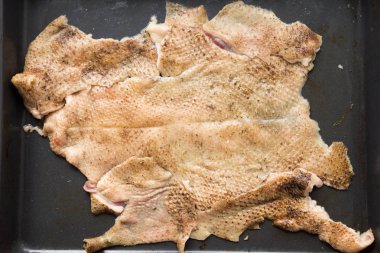 Bir ördekten alınan çiğ cilt. Kaz derisi, tüyleri çıkarttıktan ve açık bir alev ile pinfeathers çıkarmadan sonra. Kaz derisi dokusu.