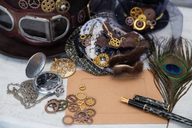 Şapkalar Steampunk veya cyberpunk gözlük ve kadın giyim ve yazıt için boş bir kart için aksesuarlar hafif kırık arka plan üzerinde yalan. Viktorya dönemi romantizmi ve Gotik kavramı