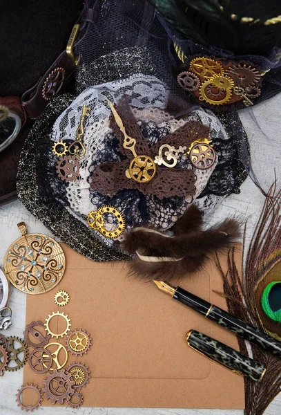 Een lege Vintage ansichtkaart voor een close-up boodschap, omringd door vrouwen sieraden, kant met bont en Steampunk versnellingen mechanismen en een horloge met een ketting. Kan worden gebruikt voor steampunk en Victoriaanse ontwerp. — Stockfoto