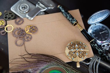 Bir yakın çekim mesajı için boş bir vintage kartpostal, bir vites kilidi ile, bir zincir ve kadın takı karanlık bir arka plan üzerinde yatan bir saat. Steampunk ve Viktorya dönemi tasarımı için kullanılabilir.