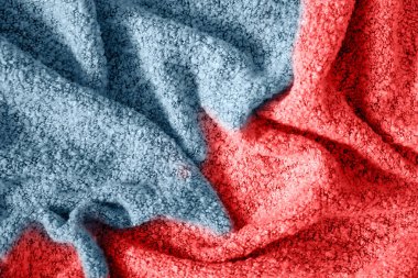 Moda renk kumaş ile soyut arka plan. Kırmızı Chili Pepper renk 2020 ile birlikte Bluestone yeşilimsi-mavi kumaş bir gölge. Aşk modası. Renk paleti. Aşk modası.