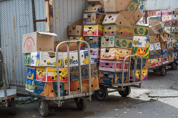 Empty cardboard boxes of bananas and tropical fruits are stacked on the street near the market. Concept export import of bananas and fruits to cold countries. Russia, Abakan 23.09.2019 — Stock Photo, Image