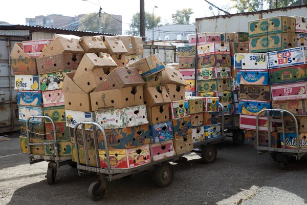 Empty cardboard boxes of bananas and tropical fruits are stacked on the street near the market. Concept export import of bananas and fruits to cold countries. Russia, Abakan 23.09.2019 — Stock Photo, Image