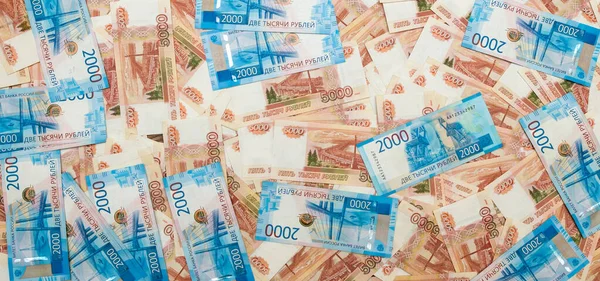 Rus parası, beş bin ruble ve iki bin ruble değerinde, yakın plan. Finans kavramı. Paranın arkaplan ve dokusu, üst görünüm