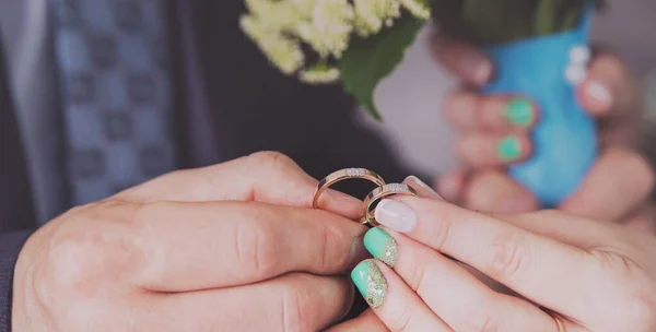 Ruce Novomanželů Držících Zlaté Snubní Prsteny Zblízka Nevěsta Krásnou Mátovou — Stock fotografie