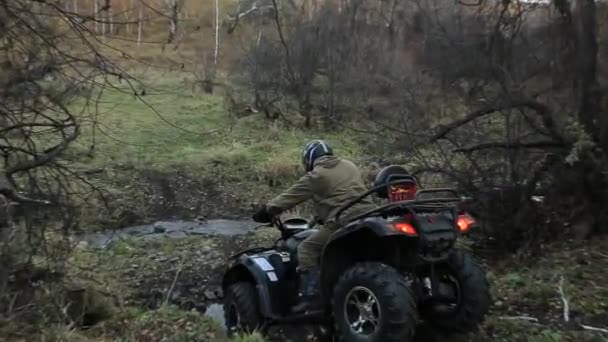 Atvは川と泥で谷を通って障害物を移動します — ストック動画