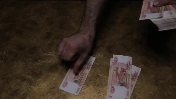 Person Räknar Ryska Femtusen Dollarsedlar Och Lägger Dem Bordet — Stockvideo