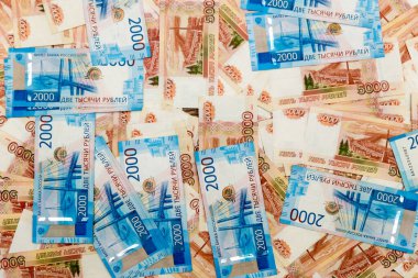 Rus parası, beş bin ruble ve iki bin ruble değerinde, yakın plan. Finans kavramı. Paranın geçmişi ve dokusu