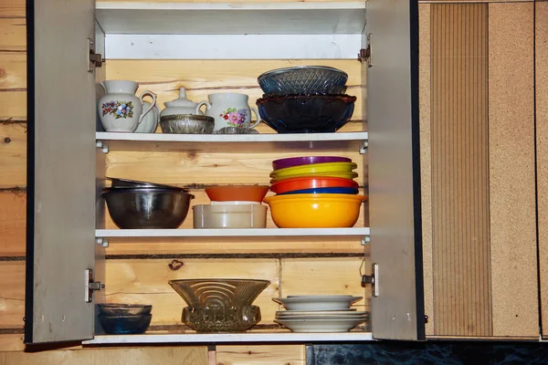 Eski tabaklar çekmecede. Ucuz çatal bıçak takımı, çatallar kaşıklar spatula ve çay kaşıkları. Basitlik, sofu olma ve yoksulluk kavramı. Sretenka Köyü, Rusya - 25 Eylül 2016