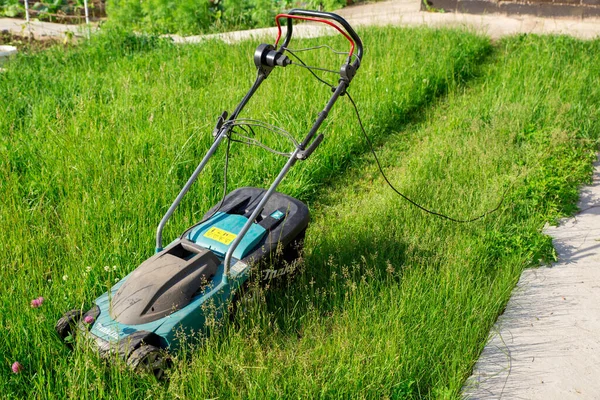 Electric Lawn Mower Makita Green Lawn Mowed Lawn Mower Concept — Stock Photo, Image