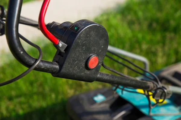 Botão Para Ligar Cortador Grama Elétrico Botão Vermelho Start Relvado — Fotografia de Stock