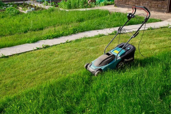 Elektrische Grasmaaier Makita Het Groene Gazon Wordt Gemaaid Met Een — Stockfoto