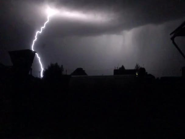 Blitze und Blitze durchschneiden die Dunkelheit. — Stockvideo