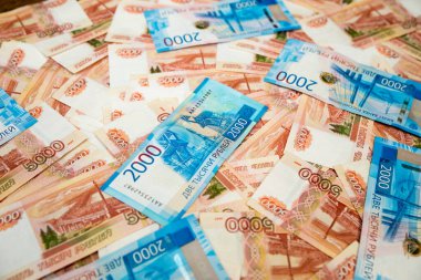 Rus parası, beş bin ruble ve iki bin ruble değerinde, yakın plan. Finans kavramı. Paranın geçmişi ve dokusu