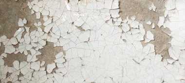 Soyulmuş boya çatlakları ve kırıntıları olan eski bir arka plan. Açık beyaz turuncu doku. Uzun pankart.