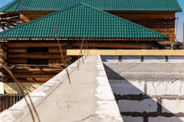 Çatıyı onarmak için metal telden yapılmış gömülü parçalar. Betondan Seysmopoyas. Evin güvenli inşaatı beyaz otoklav tipi beton bloklardan yapılmıştır.