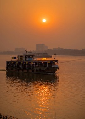 Hoogly Nehri kıyısında gün batımı