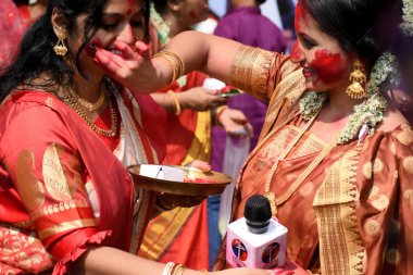Kolkata, Hindistan - 19 Ekim 2018; Kolkata 'daki Sarbojanin' de Durga pujasının son gününde kadınlar Sindur Khela 'da bir puja pandalına katılıyor.
