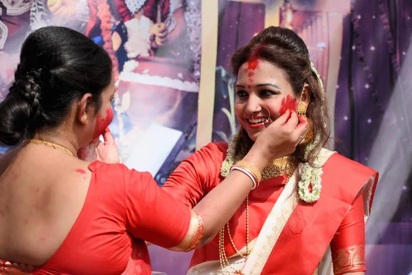 Kolkata, Hindistan - 19 Ekim 2018; Kolkata 'daki Sarbojanin' de Durga pujasının son gününde kadınlar Sindur Khela 'da bir puja pandalına katılıyor.