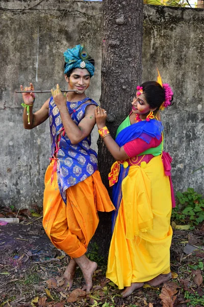 Kolkata, India - 18 de marzo de 2019; estudiantes de la Universidad Rabindra Bharati celebran 'Basanta Utsav' en su campus en Kolkata . — Foto de Stock