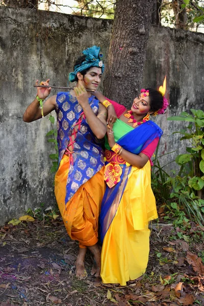 Calcutta, India-maart 18 2019; Rabindra Bharati University Students viert ' Basanta Utsav ' op hun campus in Kolkata. — Stockfoto