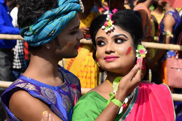 Kolkata, India - 18 de marzo de 2019; estudiantes de la Universidad Rabindra Bharati celebran 'Basanta Utsav' en su campus en Kolkata . — Foto de Stock