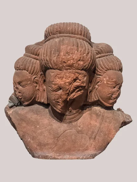 Escultura arqueológica de pie de Busto de Brahma, El creador de la mitología india — Foto de Stock