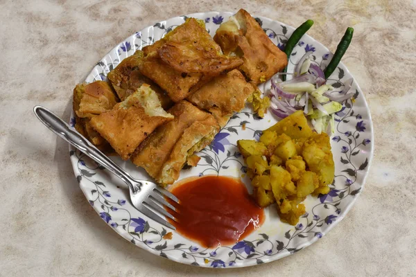 Mughlai paratha è un popolare cibo di strada bengalese, pane fritto morbido arricchito da un ripieno di keema, uova, cipolle e pepe; o una parata ripiena con gli stessi ingredienti o simili — Foto Stock