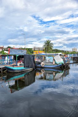 Kalküta, Hindistan-27 Temmuz 2019: Bengal'de ilk kez açılan Kolkata'daki Yüzen Pazar bu Ocak ayında açıldı. Aslında Hindistan'ın türünün ilk pazarı Em Bypass yakınlarındaki Patuli Gölü'nde geliştirilmiştir..