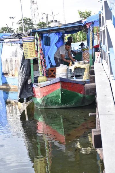 Kolkata, India-Julio 27,2019: Mercado flotante en Kolkata- el primero en Bengala se abrió este enero. De hecho, es el primer mercado de su tipo de la India se ha desarrollado en el lago de Patuli cerca de EM Bypass . — Foto de Stock