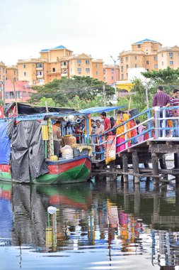 Kalküta, Hindistan-27 Temmuz 2019: Bengal'de ilk kez açılan Kolkata'daki Yüzen Pazar bu Ocak ayında açıldı. Aslında Hindistan'ın türünün ilk pazarı Em Bypass yakınlarındaki Patuli Gölü'nde geliştirilmiştir..
