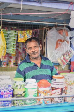 Kalküta, Hindistan-27 Temmuz 2019: Patuli Floating Market'te mal satan esnaf, Kalküta, Hindistan.