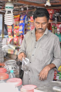 Kalküta, Hindistan-27 Temmuz 2019: Patuli Floating Market'te mal satan esnaf, Kalküta, Hindistan.