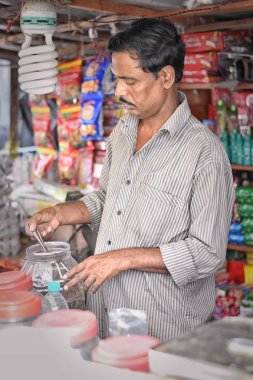 Kalküta, Hindistan-27 Temmuz 2019: Patuli Floating Market'te mal satan esnaf, Kalküta, Hindistan.