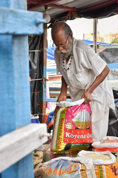 Kolkata, Índia-julho 27,2019: Shopkeeper selling goods at Patuli Floating Market, Kolkata, Índia . — Fotografia de Stock