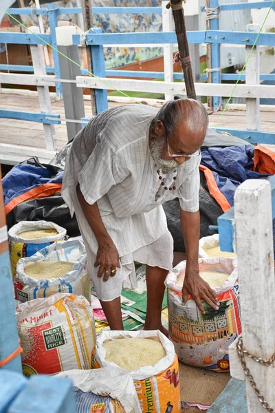 Kolkata, India-julio 27,2019: Shopkeeper selling goods at Patuli Floating Market, Kolkata, India . — Foto de Stock