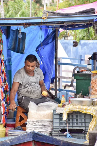 Kolkata, Índia-julho 27,2019: Shopkeeper selling goods at Patuli Floating Market, Kolkata, Índia . — Fotografia de Stock
