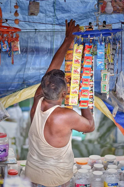 Kolkata, Índia-julho 27,2019: Shopkeeper selling goods at Patuli Floating Market, Kolkata, Índia . — Fotografia de Stock