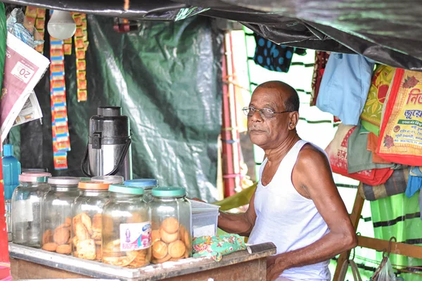 Kolkata, Índia-julho 27,2019: Shopkeeper selling goods at Patuli Floating Market, Kolkata, Índia . — Fotografia de Stock