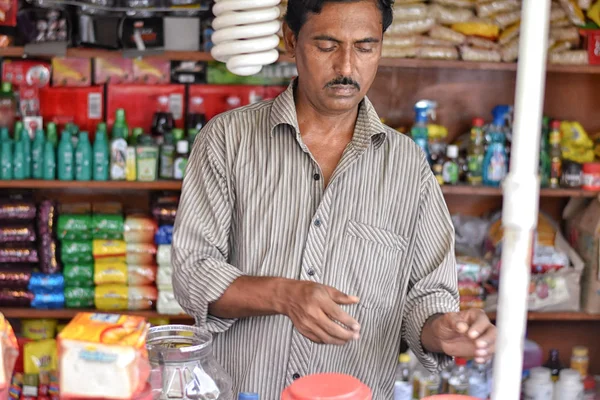 Kolkata, indien-juli 27.7.2019: Ladenbesitzer, der Waren auf dem schwimmenden Markt von Patuli verkauft, kolkata, indien. — Stockfoto