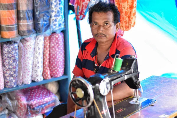 Kalküta, Hindistan-27 Temmuz 2019: Patuli Floating Market'te terzi lik kumaş ları satıyor, Kalküta, Hindistan.