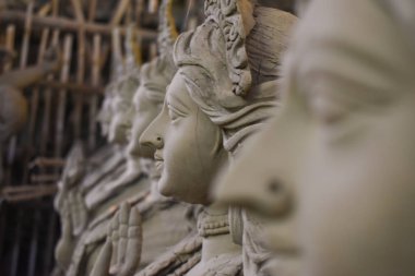 Festival öncesi hazırlık aşamasında Durga Kil idoller, Sanatçı kil idol oluşturmak için meşgul.