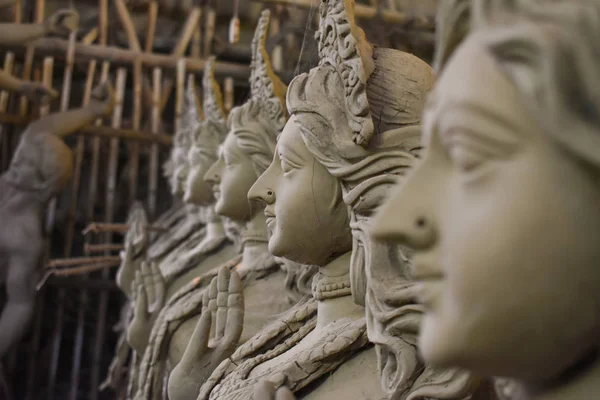 Глиняные идолы Дурги готовятся к фестивалю, Художник занят созданием глиняного идола . — стоковое фото