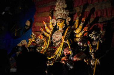 Kolkata, Batı Bengal 'de renkli ışıkta çekilen Durga Puja pandalında tanrıça Durga idolü. Durga Puja, Hinduizm 'in en büyük dini festivali ve şimdi dünya çapında kutlanıyor.