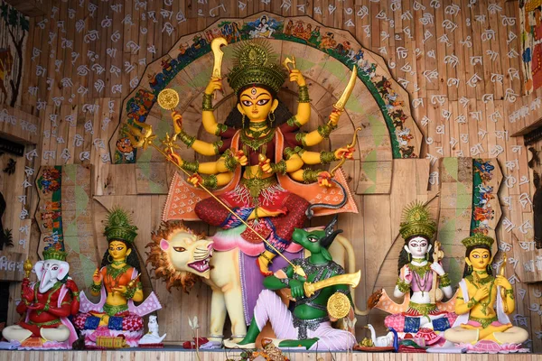 Bogini Durga idol w udekorowanym Durga Puja pandal, zastrzelony w kolorowe światło, w Kalkucie, Zachodni Bengal, Indie. Durga Puja jest największym religijnym festiwalem hinduizmu i jest obecnie obchodzony na całym świecie — Zdjęcie stockowe