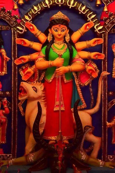 Bohyně Durga idol v zdobené Durga Puja pandal, střílel na barevné světlo, v Kalkata, West Bengal, Indie. Durga Puja je největší náboženský festival hinduismu a nyní se slaví po celém světě — Stock fotografie