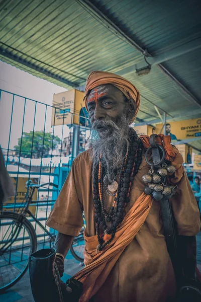 タラケスワール, インド – 4月 21 2019;正体不明のサドゥは、神シヴァに捧げられたヒンドゥー教寺院、ババ・タラクナト寺院でくしを吹きます。寺院はベンガル寺院建築のアチャラ構造である. — ストック写真